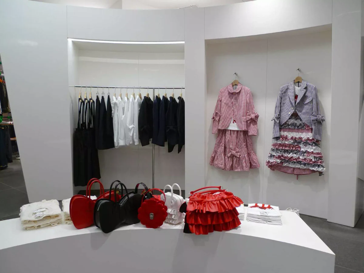 コムデギャルソン青山店の店内（2023年春夏）