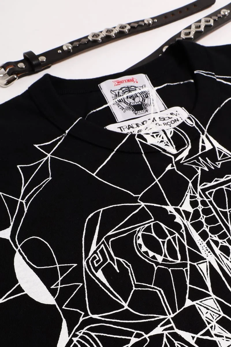 黒のTシャツとスタッズベルト