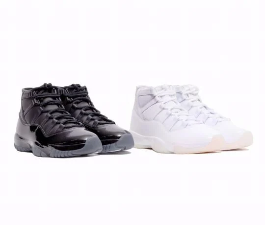 伊勢丹新宿店の公式ページに掲載された、HOMME PLUS × AIR JORDAN 11の黒と白のスニーカーの写真。