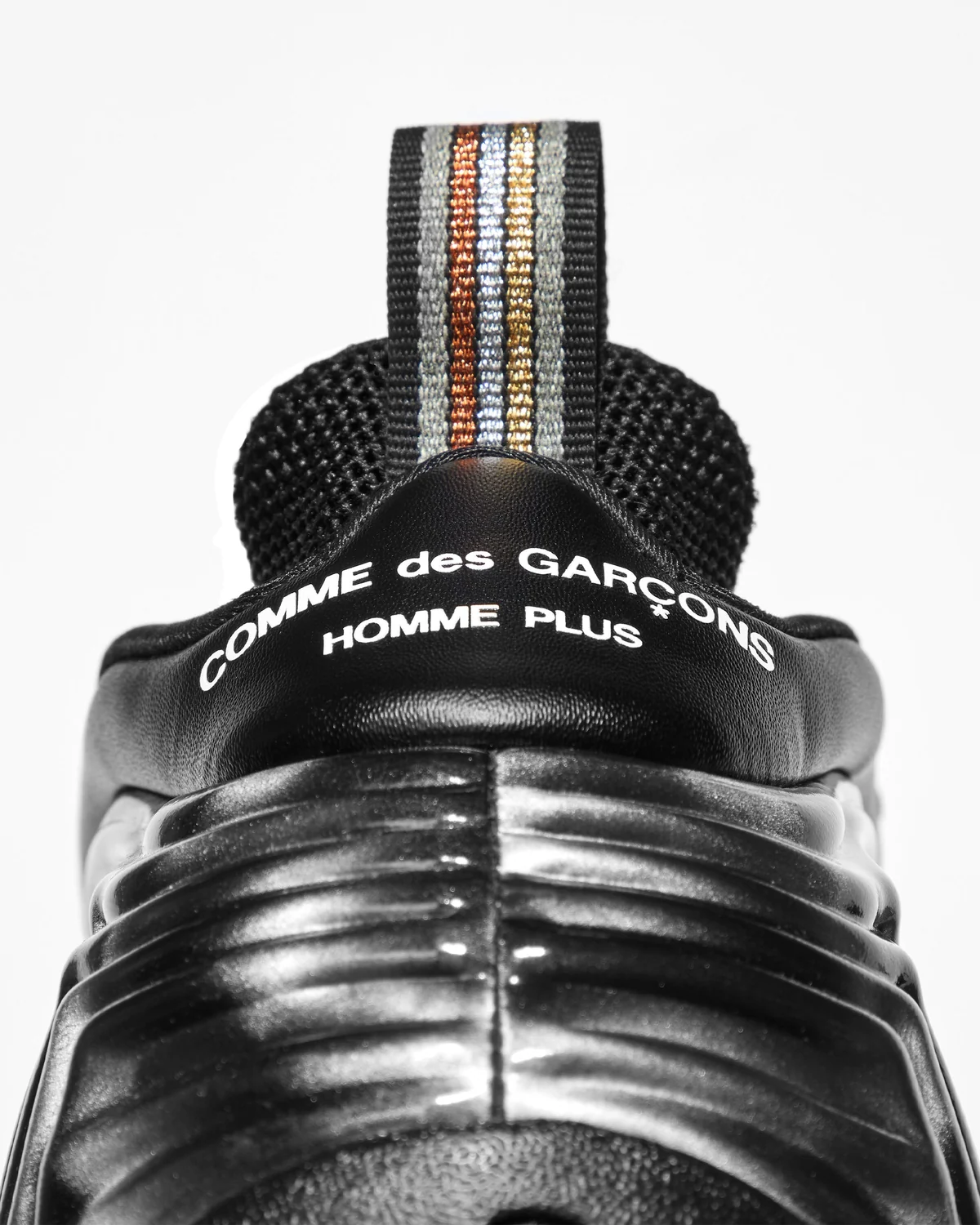 ヒールにコムデギャルソンオムプリュスのエンボスが入ったAIR FOAMPOSITE ONE