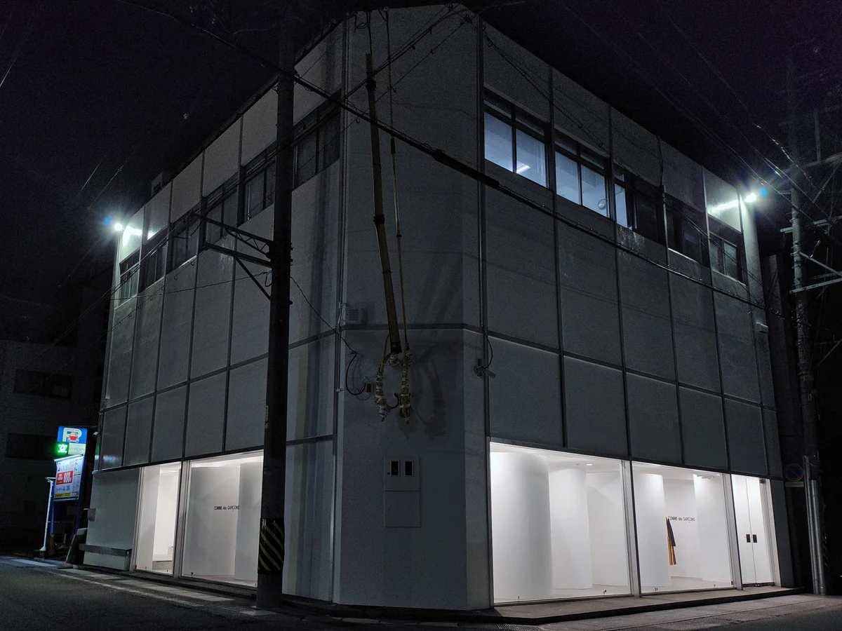 コム デ ギャルソンの画像として FASHIONSNAP の記事に掲載された、リニューアルした岐阜店の外観です。