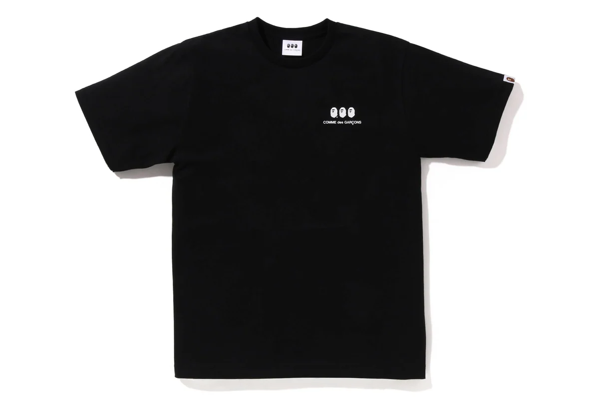 胸にロゴを入れたTシャツ ブラック