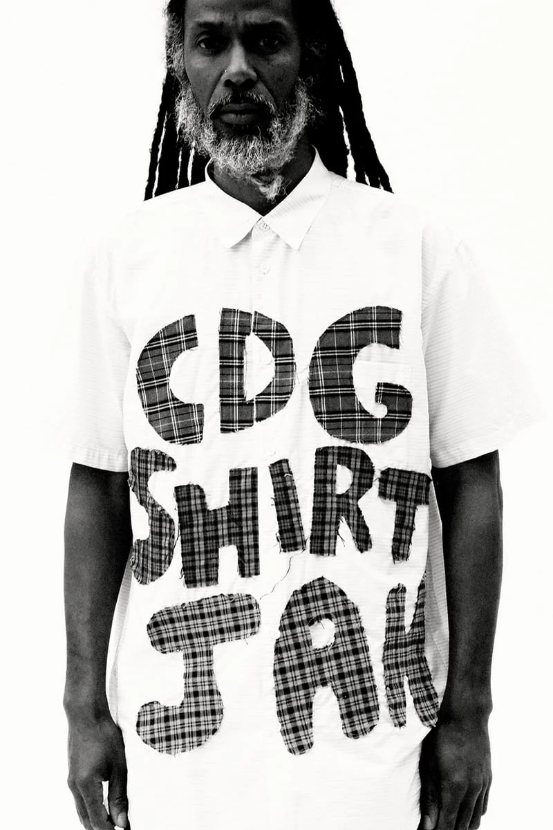 「CDG Shirt JAH」の文字を配したチェック柄パッチワークのシャツ