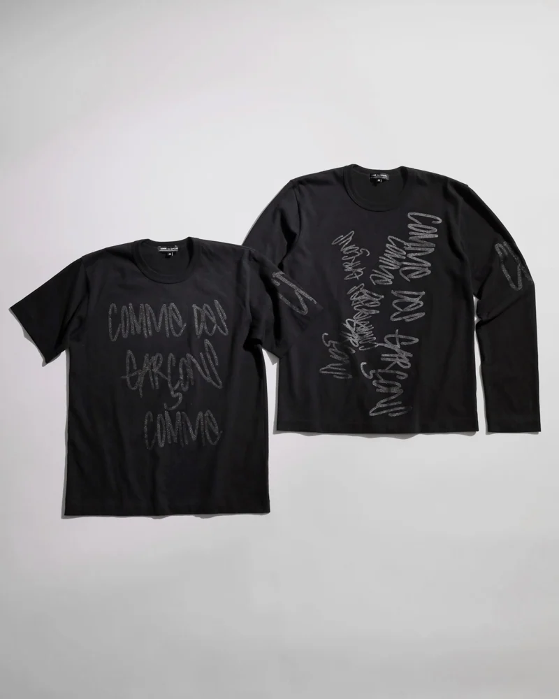 左：半袖Tシャツ 12,100円　右：長袖Tシャツ 14,300円