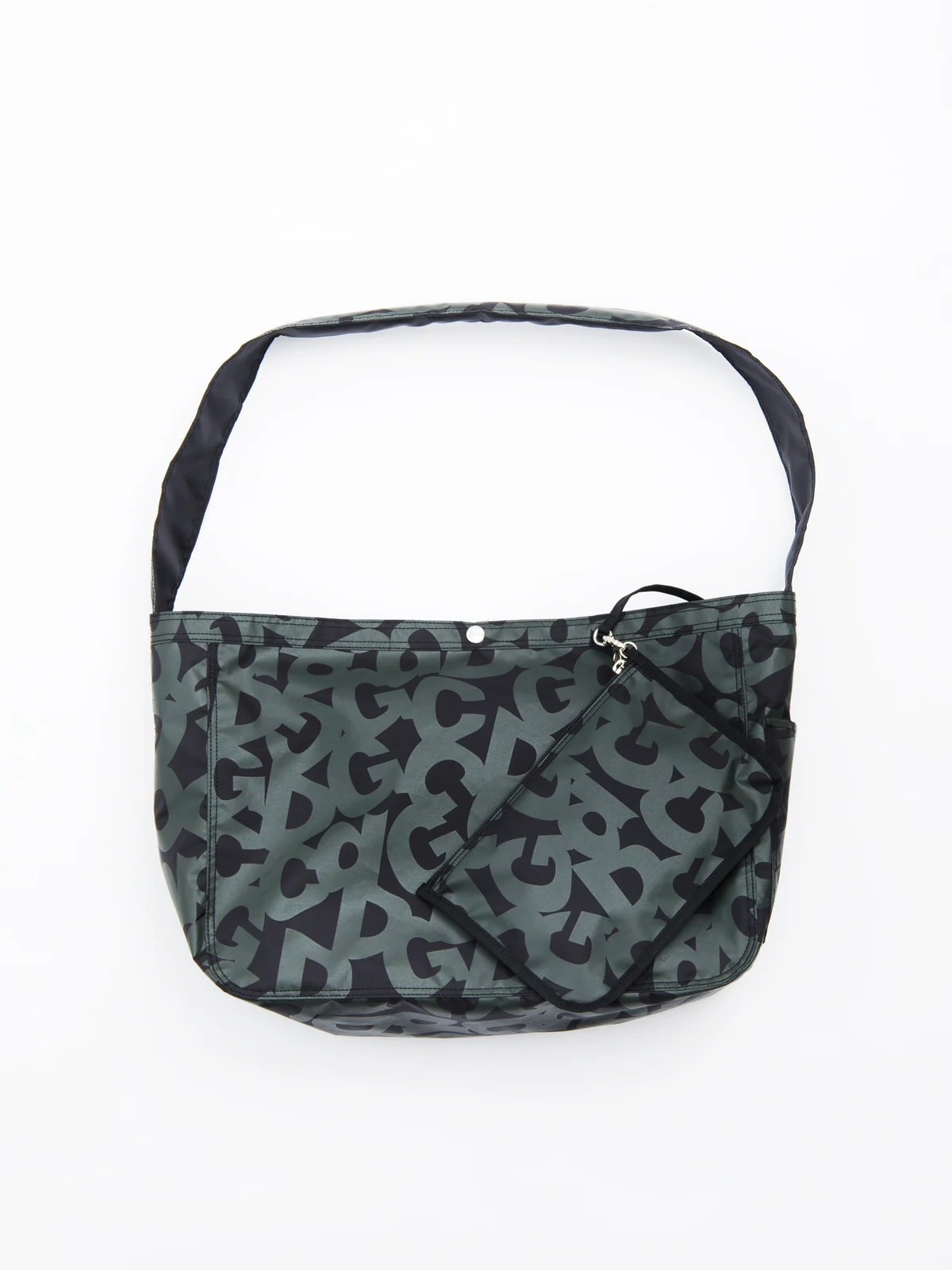 リニューアル記念の限定ニュースペーパーバッグ(プリントタイプ)。コム デ ギャルソン提供の画像です。