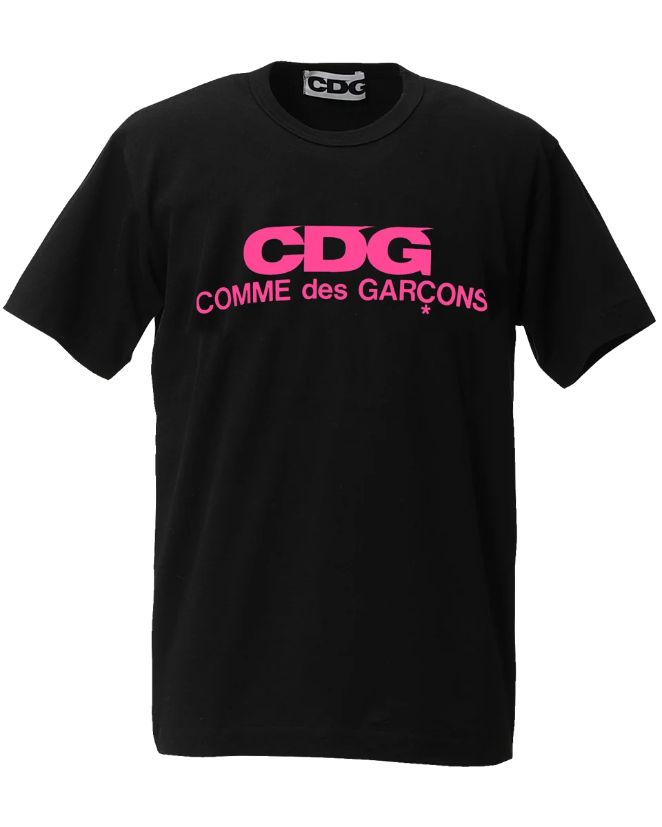 胸にピンクの「CDG」ロゴが入った黒いTシャツ