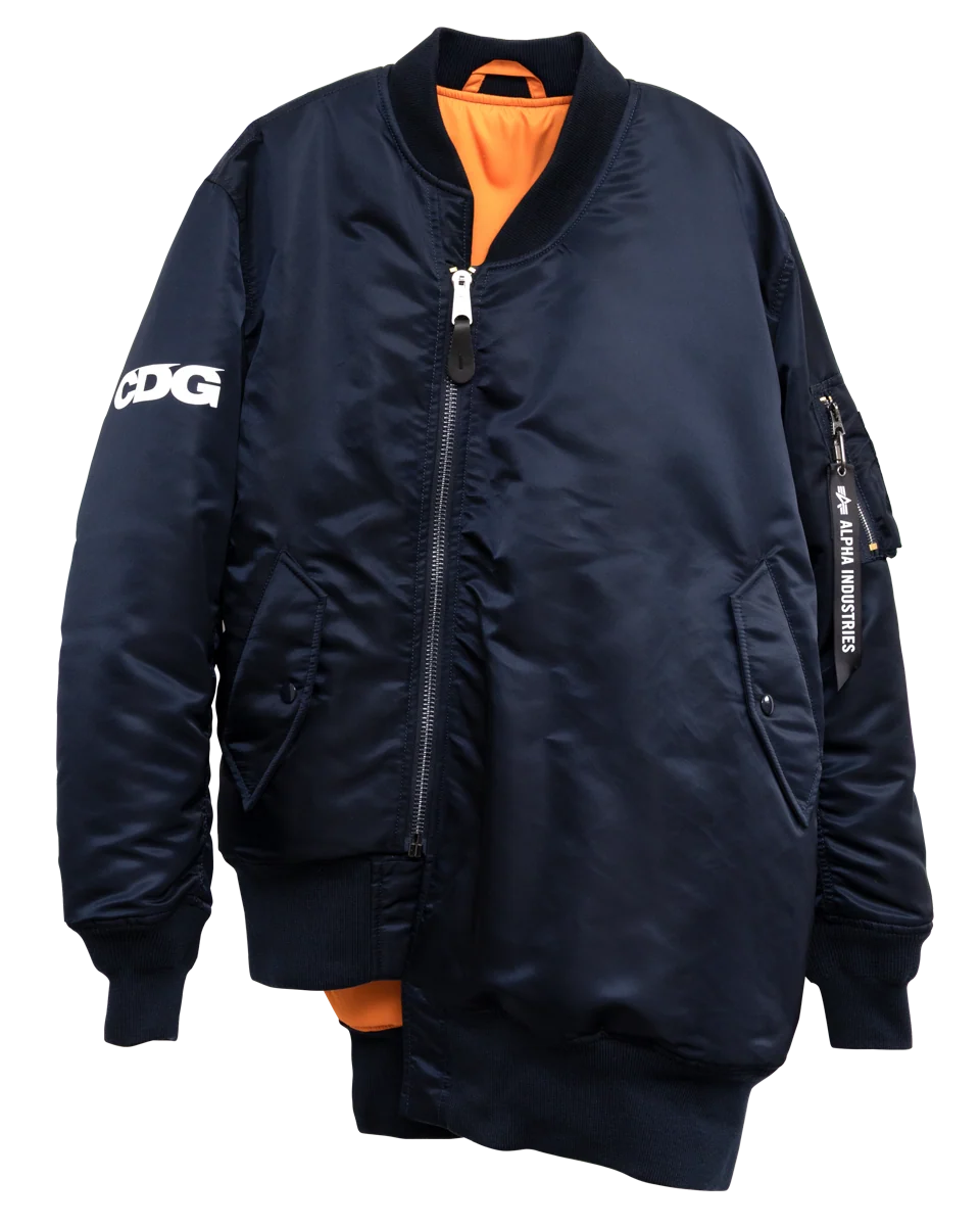 袖に「CDG」のロゴが入った紺のMA-1ジャケット