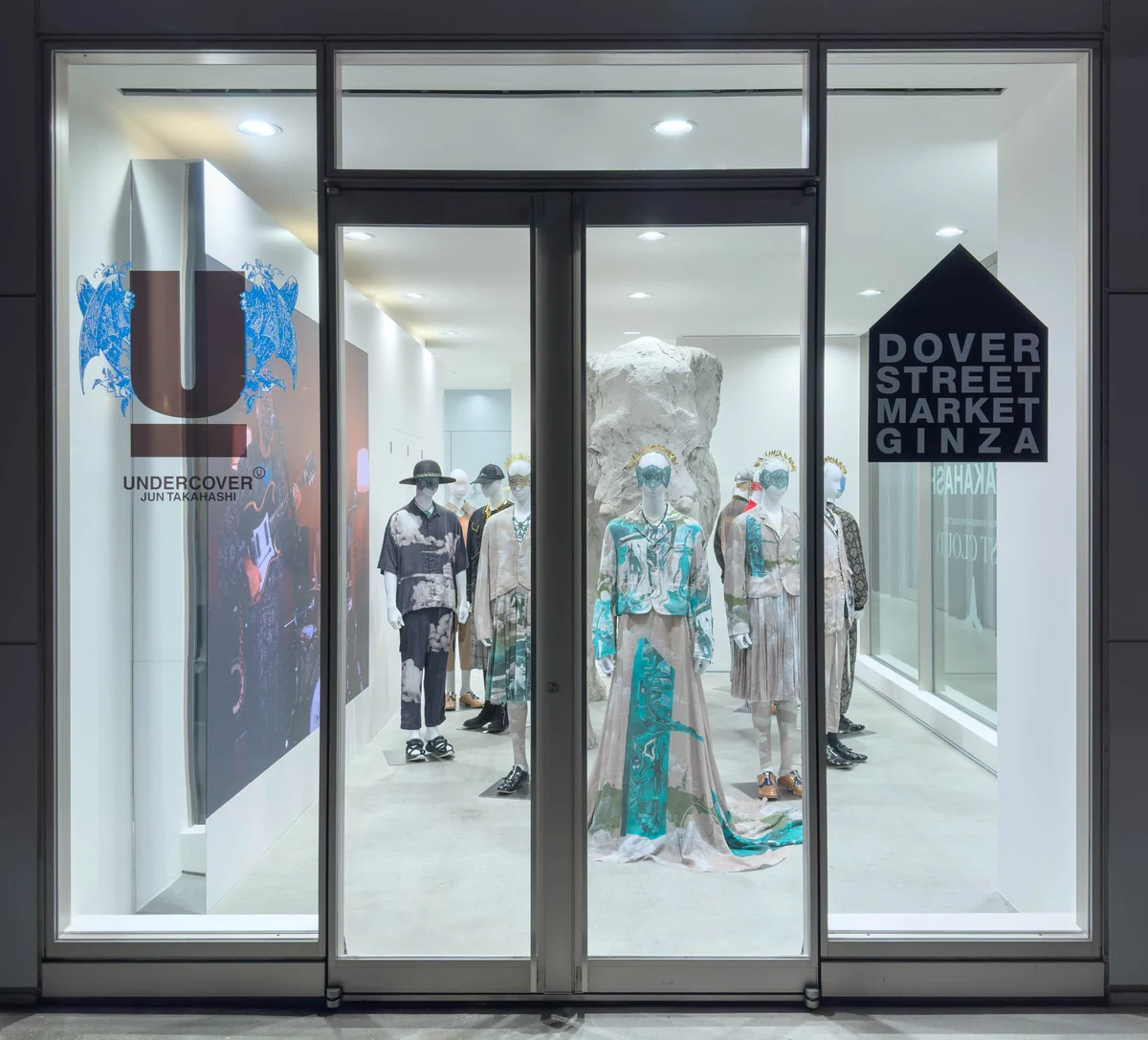 ドーバー ストリート マーケット ギンザの画像として FASHIONSNAP の記事に掲載された、1階ウィンドウのUNDERCOVER展示です。