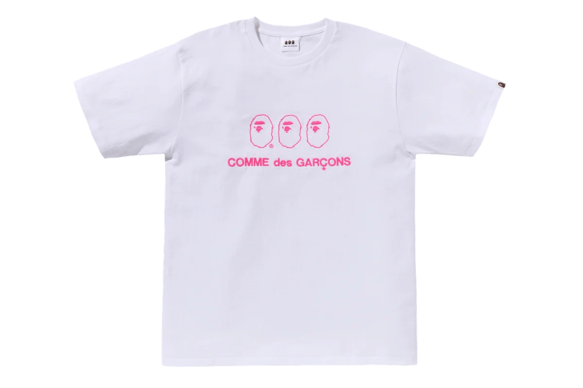 ロゴを並べた刺しゅうのTシャツ ホワイト