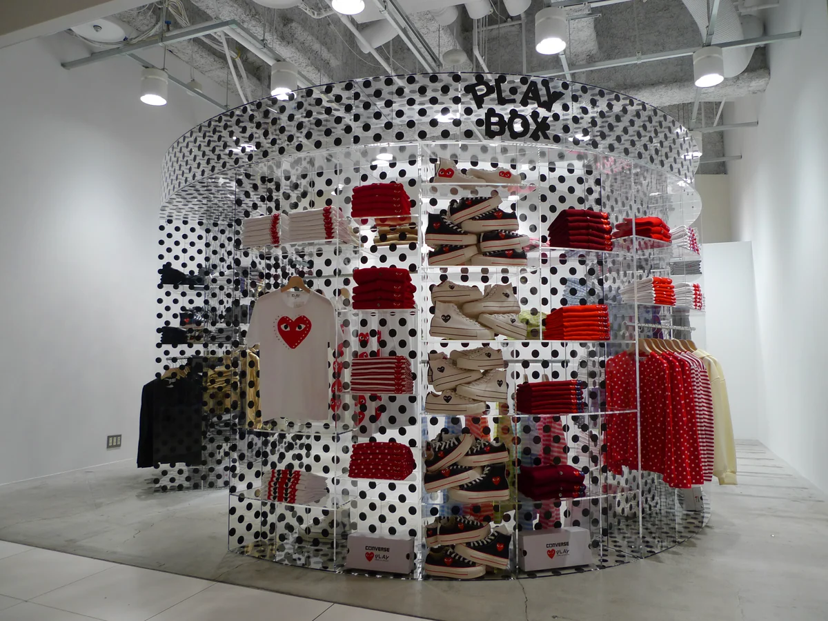PLAY COMME des GARÇONS の画像として FASHIONSNAP の記事に掲載された、リニューアル後のジャイル表参道店の店内です。