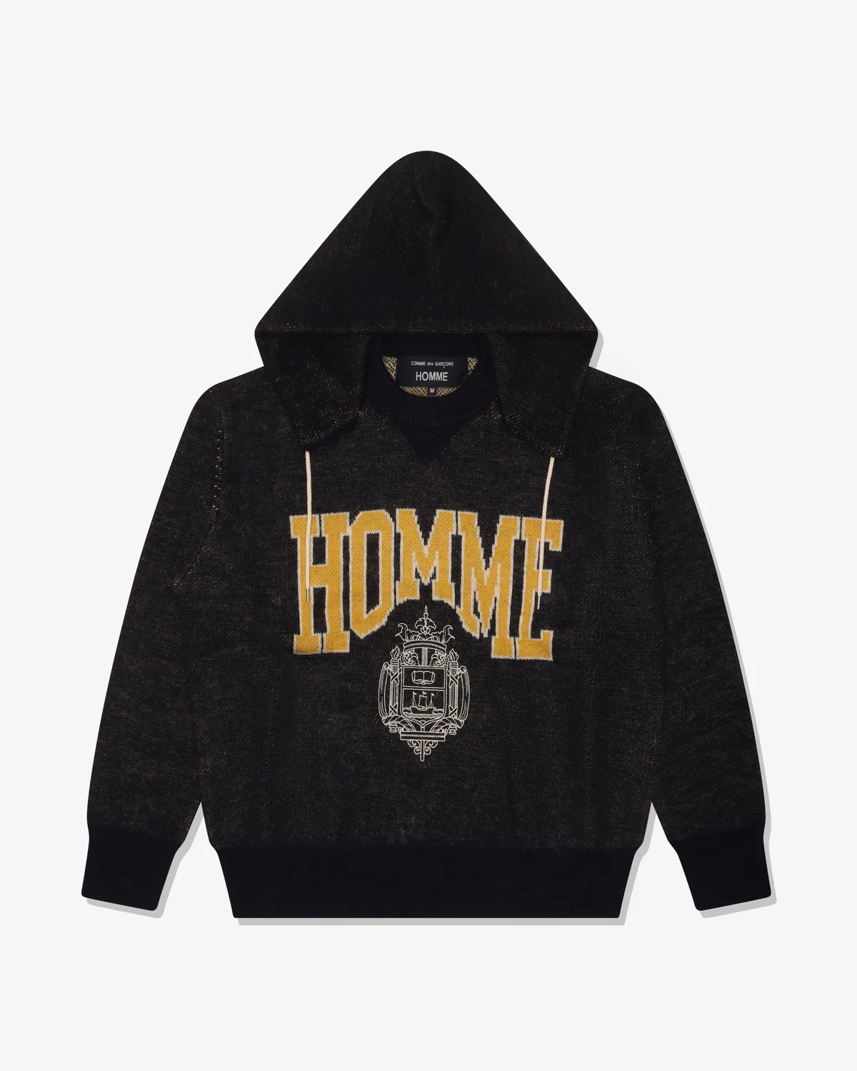 胸に「HOMME」の文字と紋章を編み込んだ、紺のフード付きニット