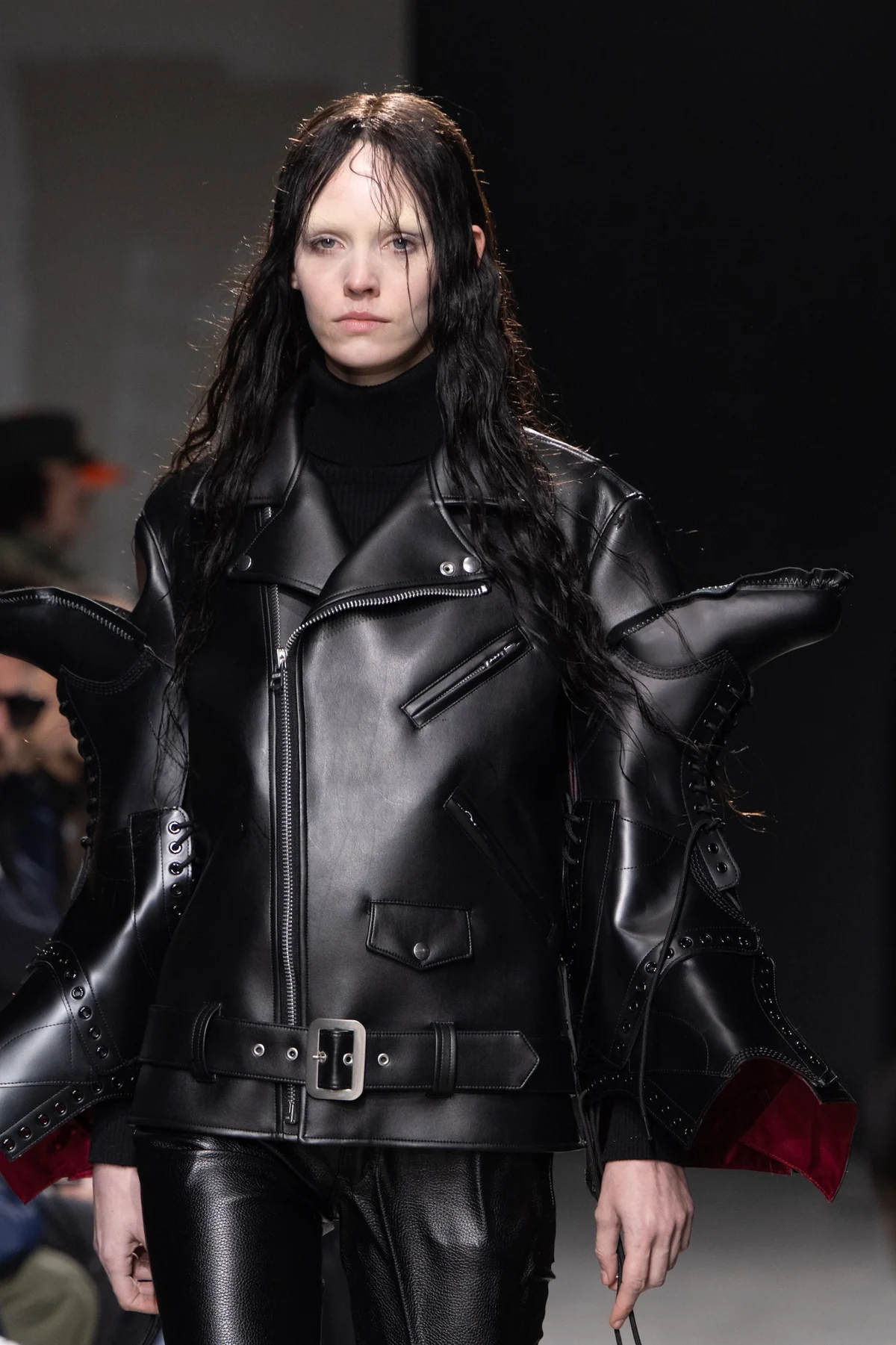 ドクターマーチンの画像として FASHIONSNAP の記事に掲載された、ライダースジャケット「JUNYA WATANABE RIDER'S JACKET CUSTOM W/1490 Ⅰ」です。
