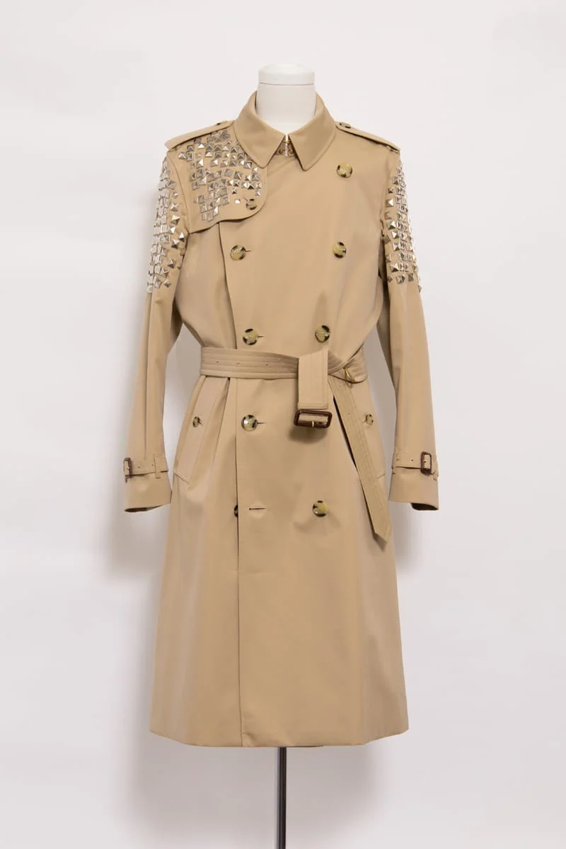 COMME des GARÇONS提供の、Burberryのトレンチコートをカスタマイズした青山店限定品。