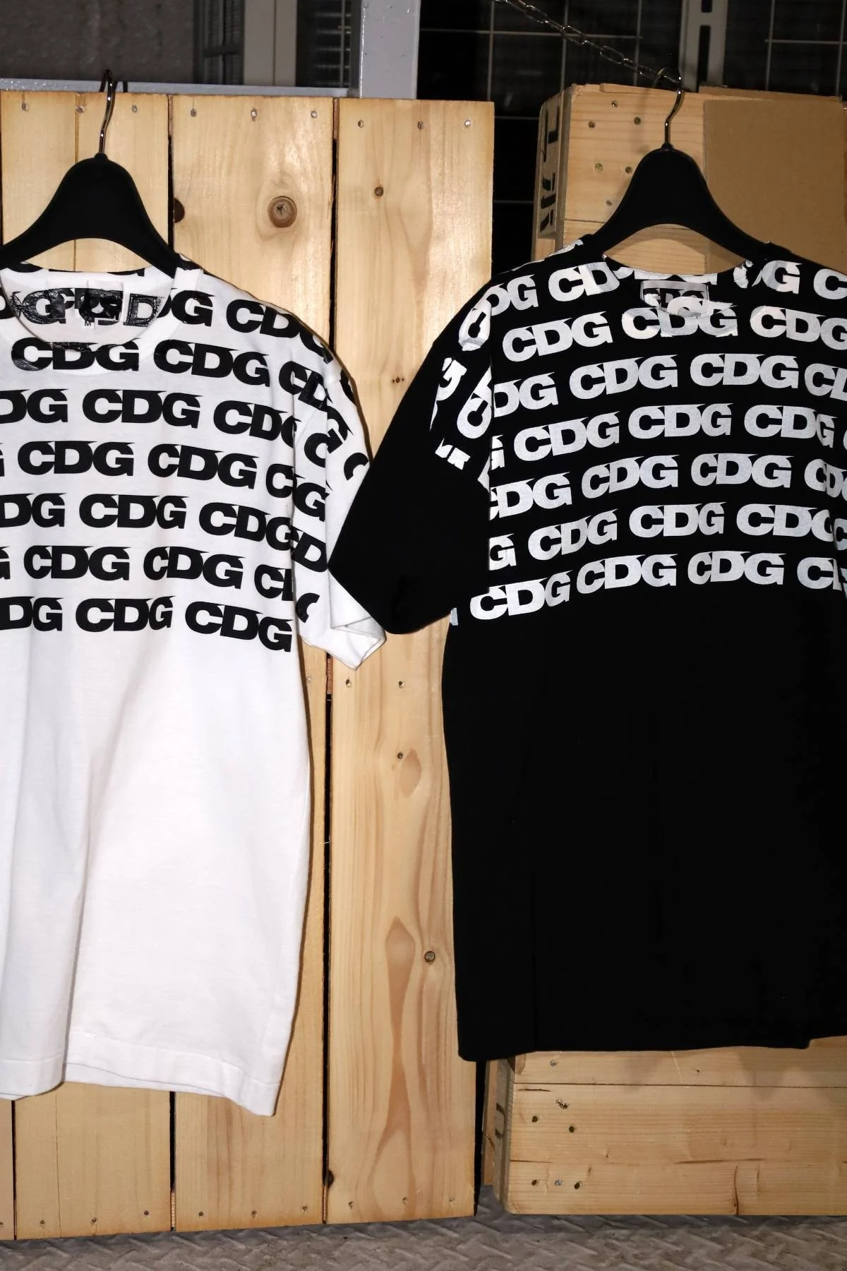 CDGのオーバープリントTシャツ、白と黒