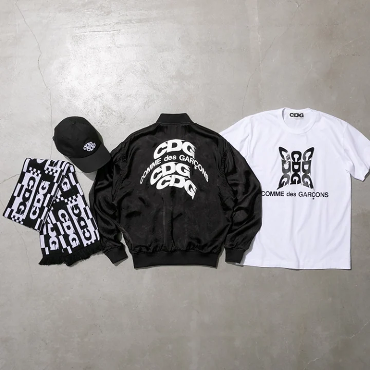 左から：CDG ストール 7,700円・CDG ニューエラキャップ 14,300円・CDG NEW LOGO ZIPブルゾン 41,800円・CDG NEW LOGO Tシャツ 9,900円