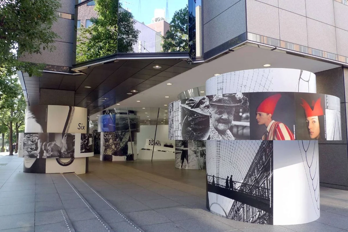 コムデギャルソン青山店の前に並ぶ「Six」の円柱