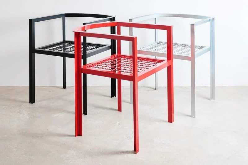 COMME des GARÇONS提供の、復刻された「COMME des GARÇONS Furniture」の椅子。