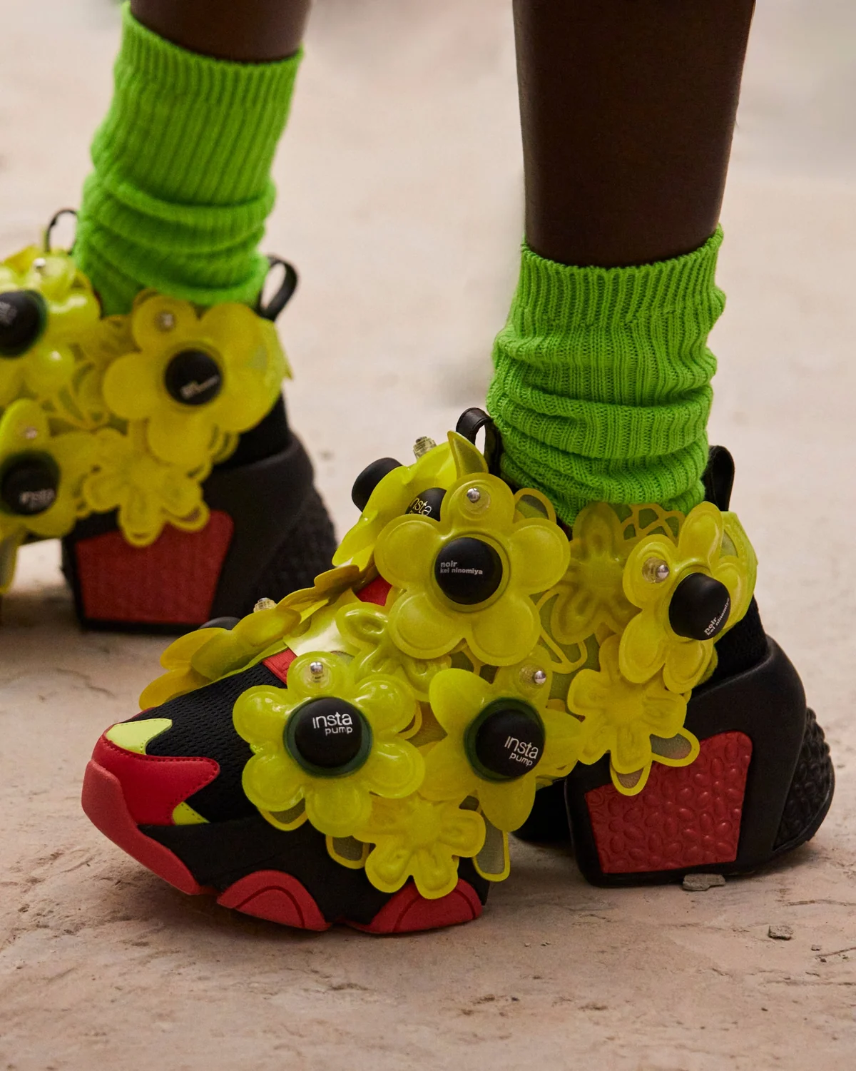 DSMロンドンの公式ページに掲載された、noir kei ninomiya × Reebok Instapump Furyのネオンカラーの写真。
